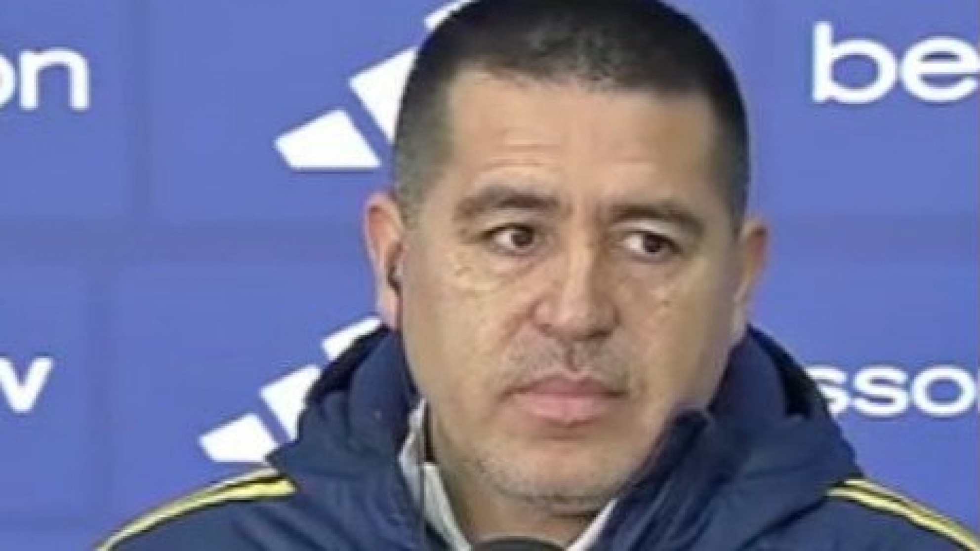 A Riquelme le gritaron "¡Amargo!" y reaccionó